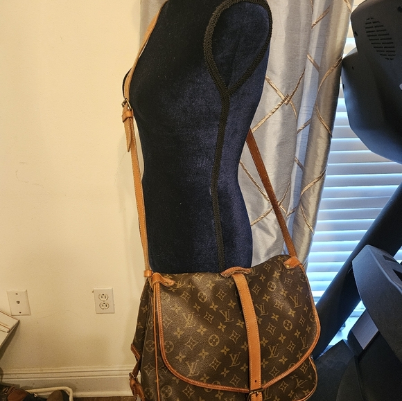 Authentic Vintage Louis Vuitton Saumur 35 Monogram Canvas Messenger Shoulder bag - Picture 1 of 16